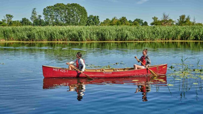 Mescherin_Paar_beim_Kanufahren;an_der_Oder