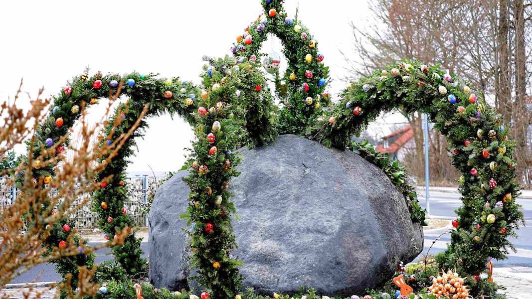 Oster Brunnen sind Tradition in der Oberpfalz besser länger leben