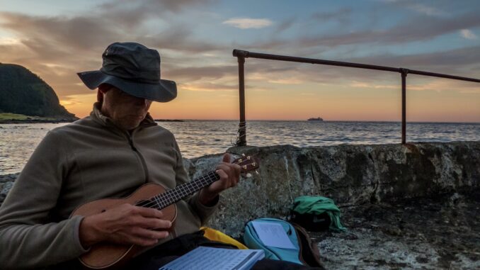 762062_mit-der-ukulele-im-sonnenuntergang-im-hafen_stuli_pixelio