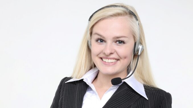 805085_call-center-agentin_timreckmann_pixelio