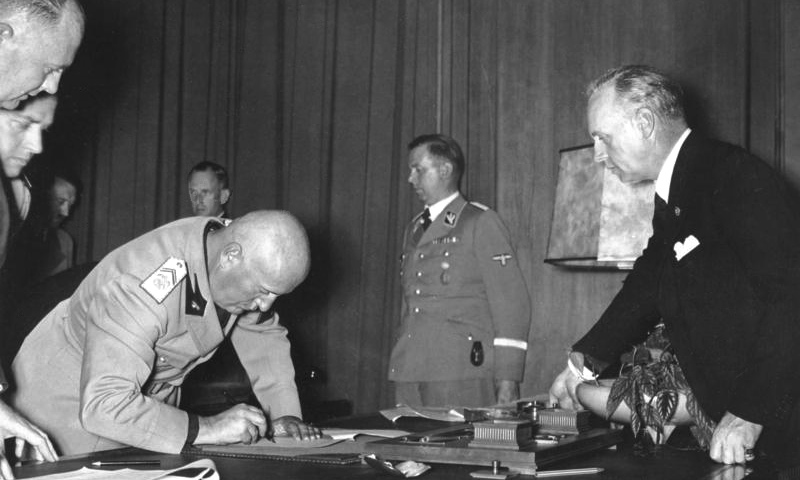 Foto©Bundesarchiv: Mussolini bei der Unterzeichnung des Abkommens