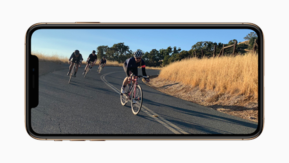 Apple-iPhone-Xs-gold-video-screen