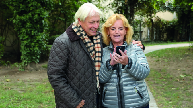 Kontaktfreudig: mit dem Smartphone bleiben Senioren am Puls der Zeit. Foto: Katharina Schiffl/akz-o