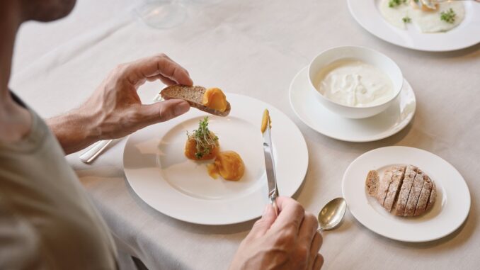 Park_Igls_man_having_lunch_at_restaurant_healthy_food_copyright_Park_Igls 2