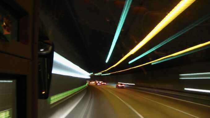 496767_im-tunnel_rainersturm_pixelio 19.08.51