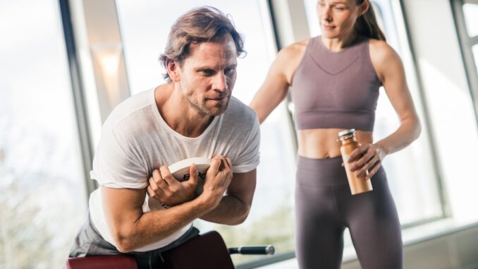 Park-Igls-fitness-trainer-works-with-man-exercises-for-abdominal-muscles_Copyright_Park_Igls